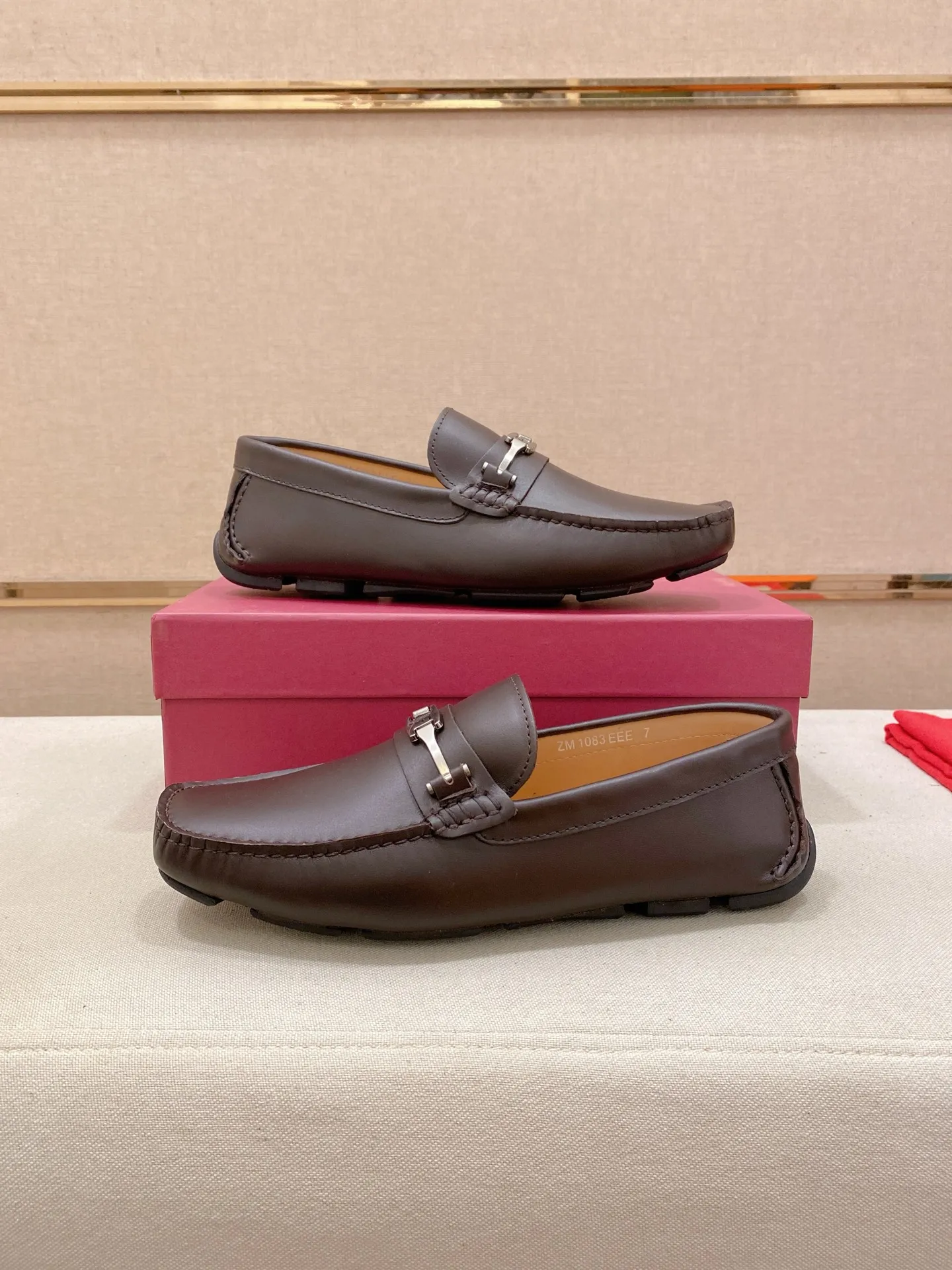 Factory price: 540💰High-end quality! Ferragamo🆕🆕Exclusive hot-selling products in stock🔥🔥New products on the shelves, high-quality Ferragamo men's pea shoes, high-end casual driving shoes, with complete packaging! 💪 💪 Material: imported first-layer cowhide 🐂 + imported high-quality water-dyed cowhide lining + wear-resistant outsole 👍🏻👍🏻 Features: high-end and comfortable, purely handmade 🚀 🚀 Create the perfect shoe that suits you best 🔥 🔥 Size: (38-44) 45 standard size can be customized!